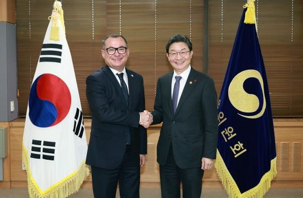 Chairman Lee Eogwon of the Financial Services Commission Meets with President of the Deutsche Bundesbank