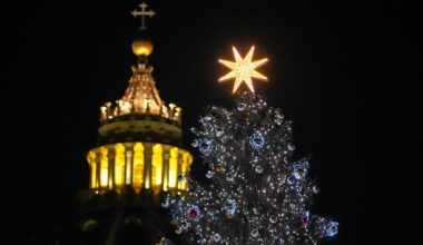 Christmas Creche, Tree are Signs of Hope, Pope Says