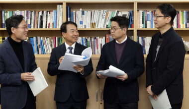 Kim Chang-gyu, vice chairman of the Private LNG Industry Association, Cho Hong-jong, Dankook University economics professor (Korea Institute of Resources and Economics), Lee Sang-joon, professor of energy policy at Seoul National University of Science and Technology, and Shin Dong-joon, director of the Electricity Policy Research Center at the Korea Electric Research Institute, are talking at the forum on the 23rd. Reporter Kim Ho-young