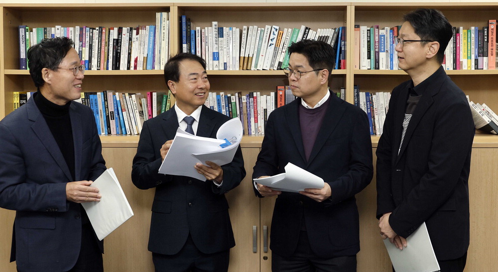 Kim Chang-gyu, vice chairman of the Private LNG Industry Association, Cho Hong-jong, Dankook University economics professor (Korea Institute of Resources and Economics), Lee Sang-joon, professor of energy policy at Seoul National University of Science and Technology, and Shin Dong-joon, director of the Electricity Policy Research Center at the Korea Electric Research Institute, are talking at the forum on the 23rd. Reporter Kim Ho-young