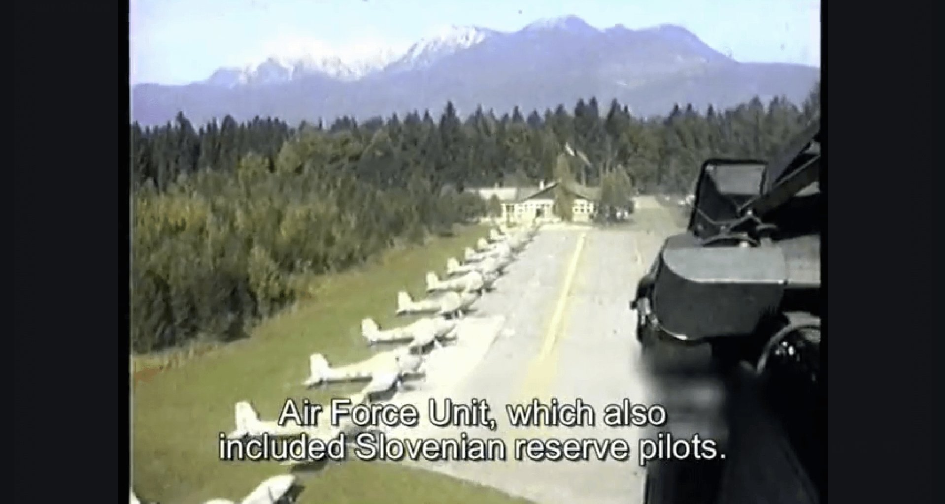 A ve kdo kje v Sloveniji je to letališče. Odsek je iz dokumentarca o 10 dnevni vojni