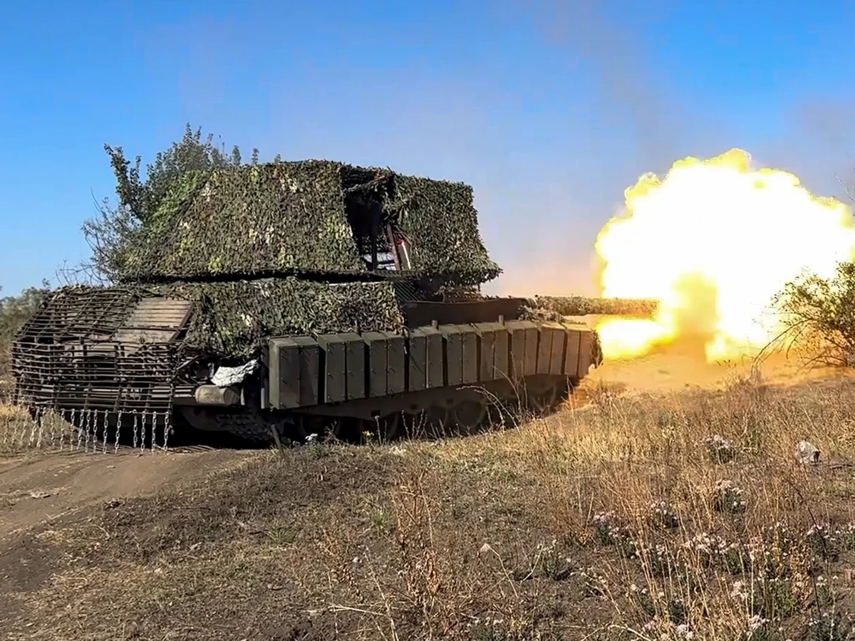 HANDOUT - 27.10.2024, Ukraine, -: Auf diesem vom Pressedienst des russischen Verteidigungsministeriums am Montag, 28. Oktober 2024, veröffentlichten Foto feuert ein russischer T-80BVM-Panzer auf ukrai ...