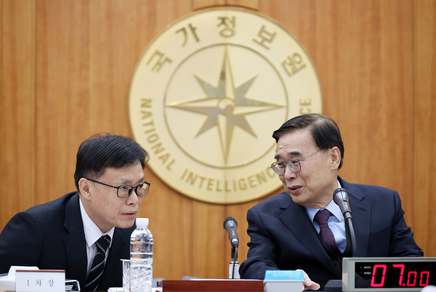 Lee Jong-seok, director of the National Intelligence Service, right, speaks during a National Assembly audit of the agency at its headquarters in Seocho District, southern Seoul, on Nov. 4. [NEWS1]