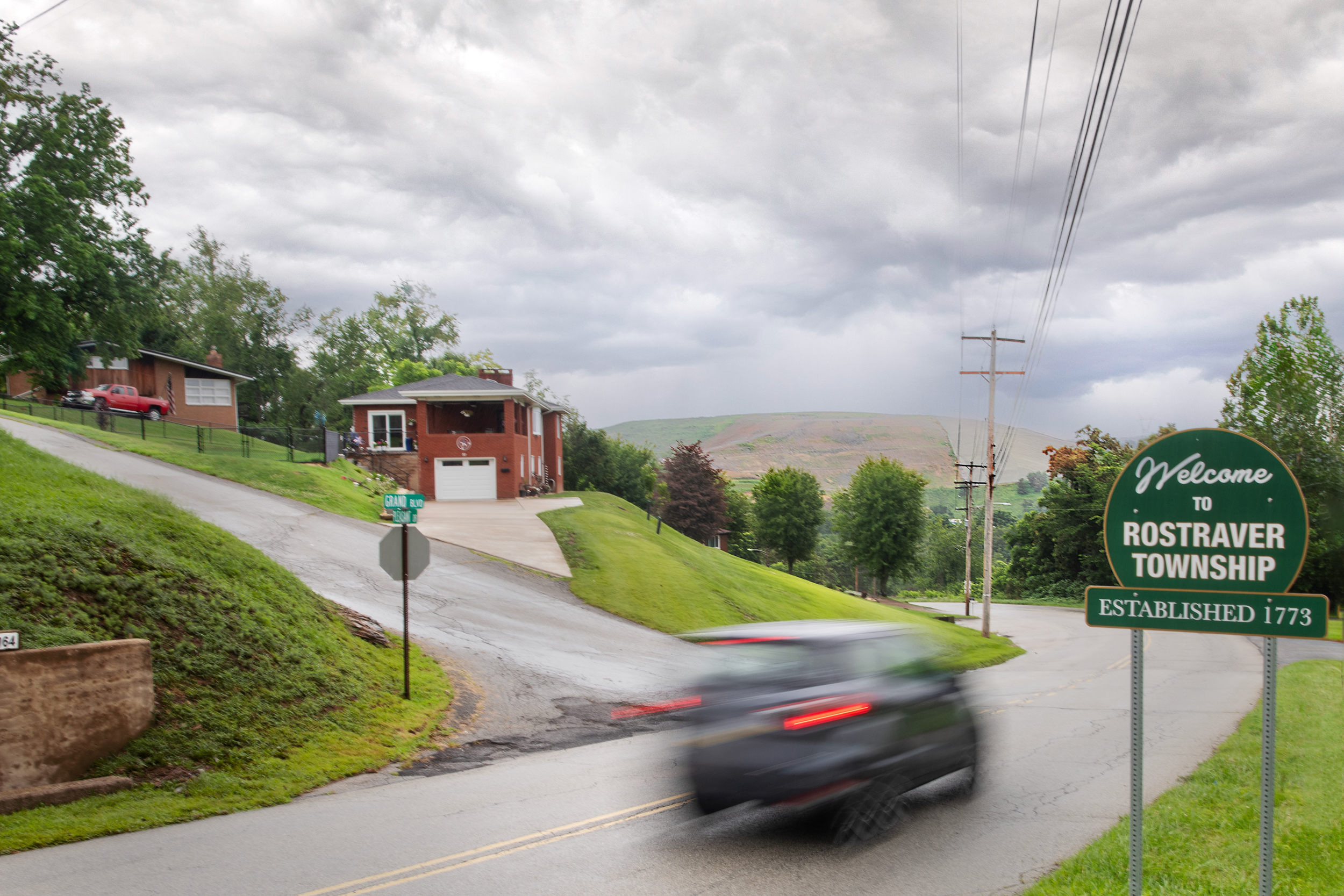 The Westmoreland Sanitary Landfill is visible in the distance behind a home in Rostraver Township, Pa. Credit: Scott Goldsmith/Inside Climate News