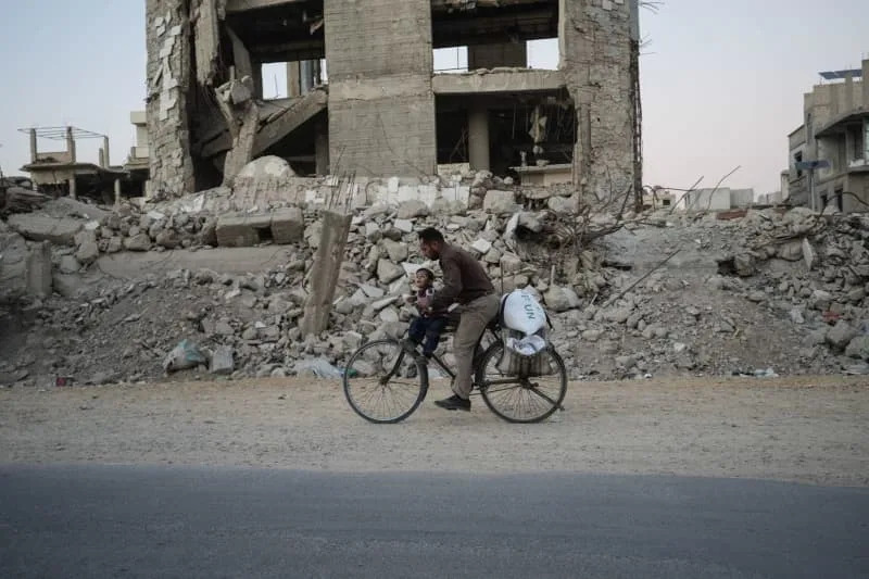 Harasta wears its wounds openly: Collapsed apartment blocks, hollowed-out stairwells, streets that resemble open graves. Moawia Atrash/dpa