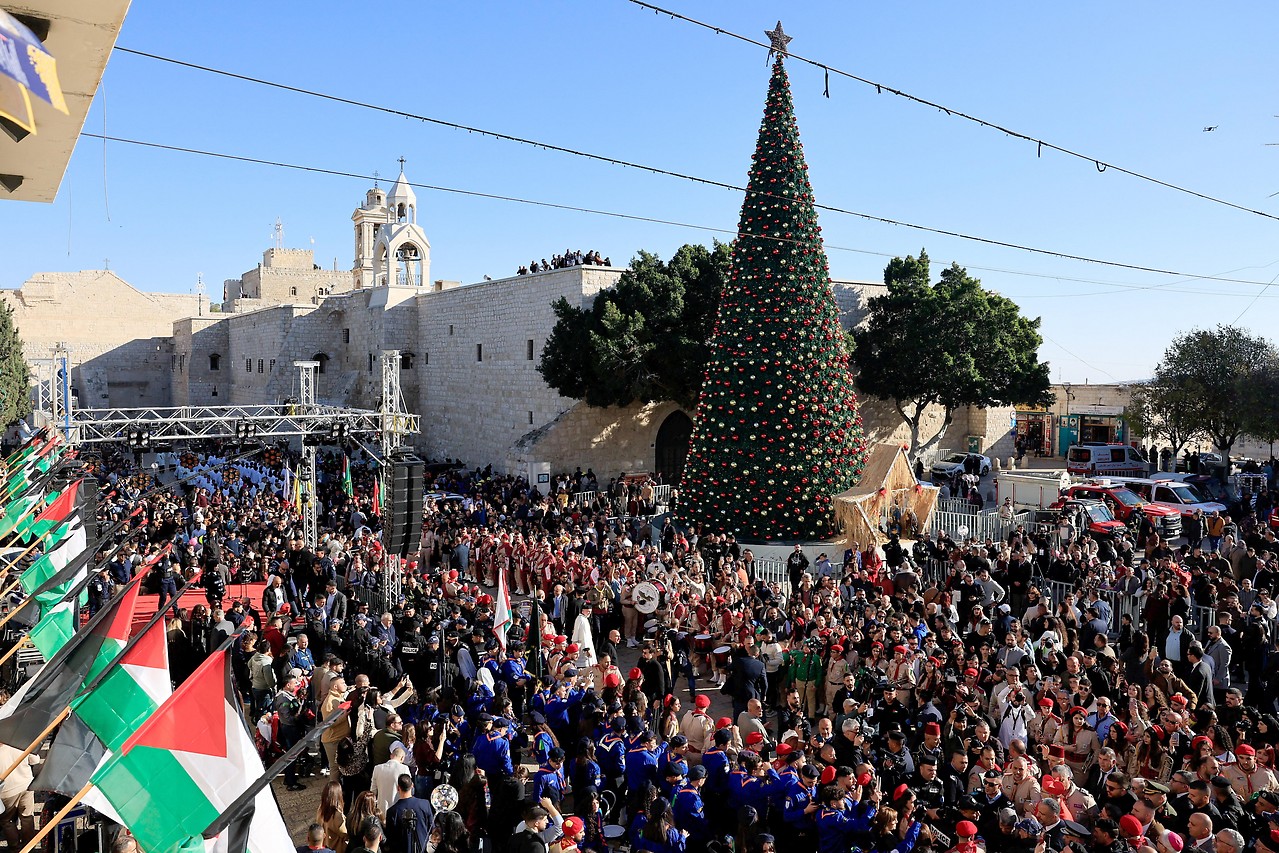 Menschenmenge feiert Weihnachtsabend in Bethlehem