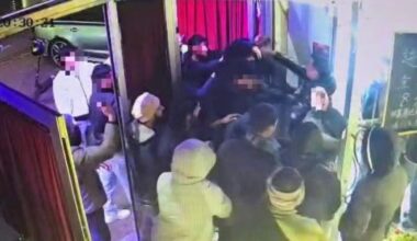 Prato - bottigliate e calci contro il presidio dei lavoratori davanti al ristorante: la quarta aggressione da settembre