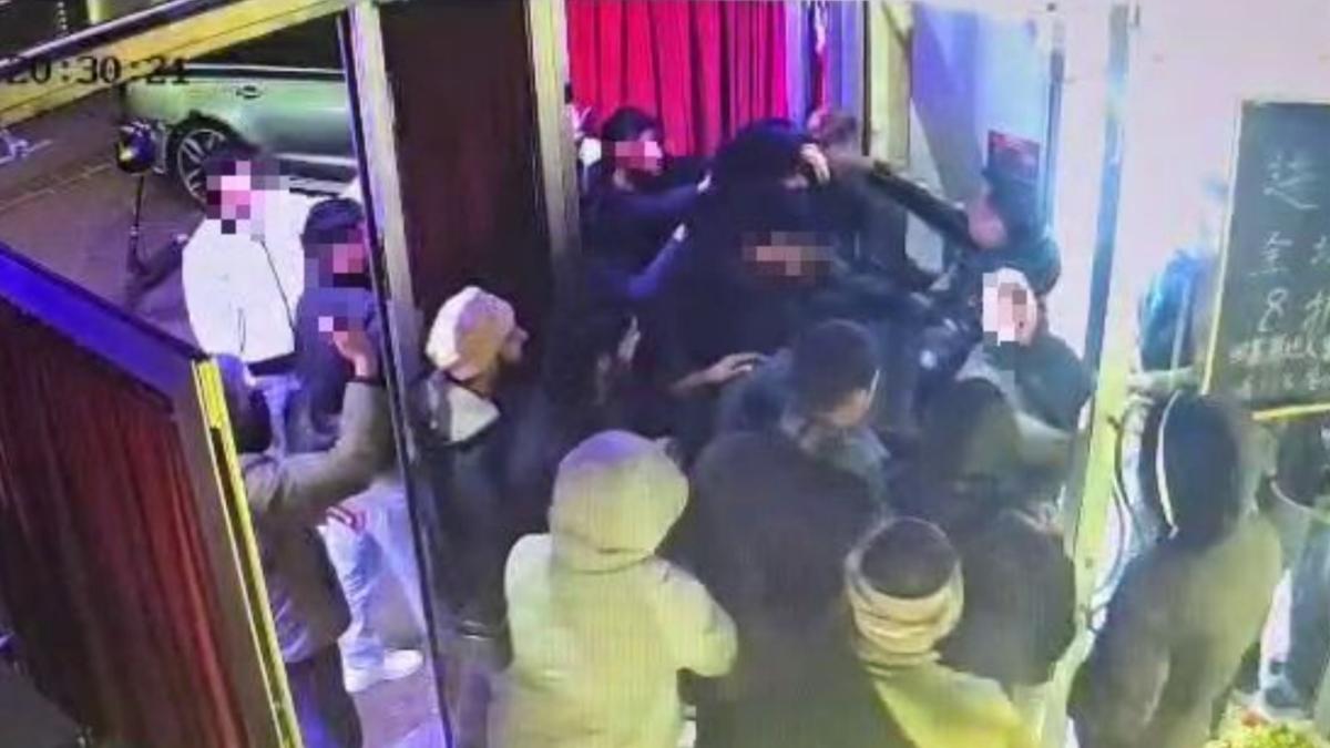 Prato - bottigliate e calci contro il presidio dei lavoratori davanti al ristorante: la quarta aggressione da settembre