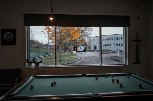 På Jättestensskolan möts elever både från Norra och Södra. Men skolan är en fredad plats, enligt fritidsledaren Filip Ekström.