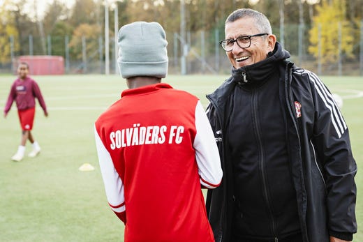 ”Jag vill att de ska komma hit och känna: Jag äger den här fotbollsplanen. Då är de bättre på att stå emot alla negativa bilder, när de har en trygg plats, när de vet vem de är”, säger Hector Valeria.