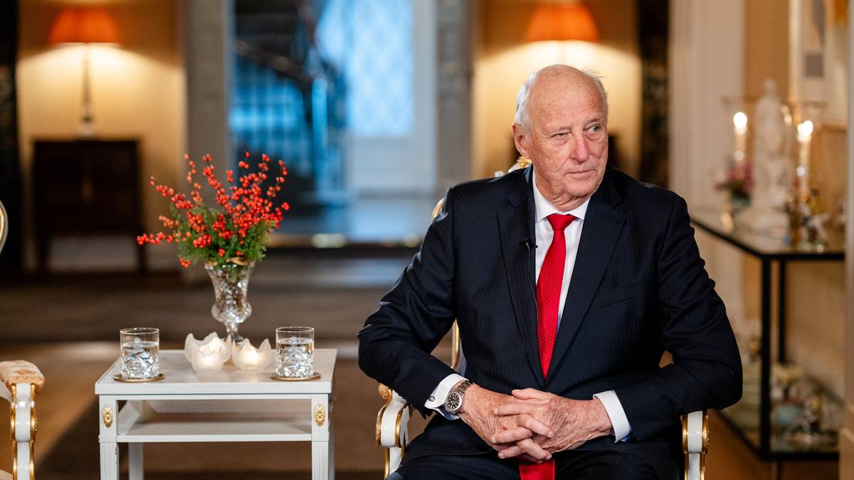 Kong Harald sitter i en stol på Slottet i forbindelse med intervju til NRKs "Året med kongefamilien"