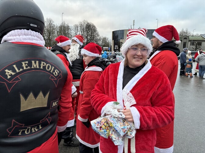 Motoklubi Alempois liikmed jagasid lastele jõulukommi | Eesti