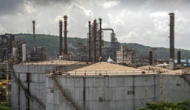 Oil Drops for Second Straight Session With Supply Glut in Focus