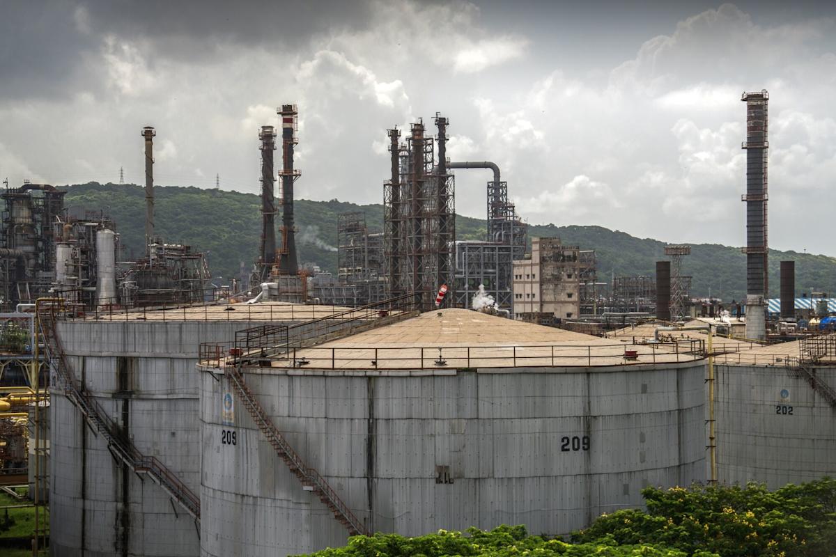 Oil Drops for Second Straight Session With Supply Glut in Focus