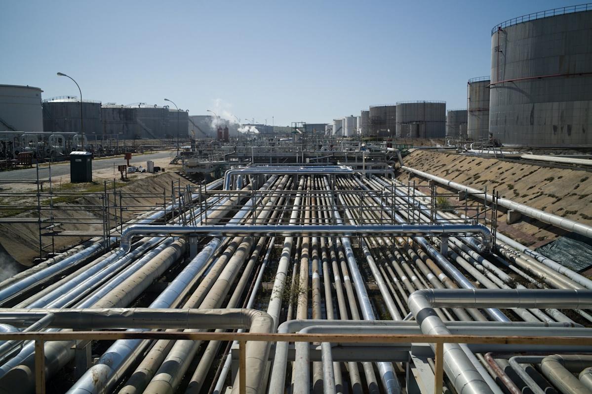 Oil Holds Gains With Support From Tensions in Venezuela, Russia