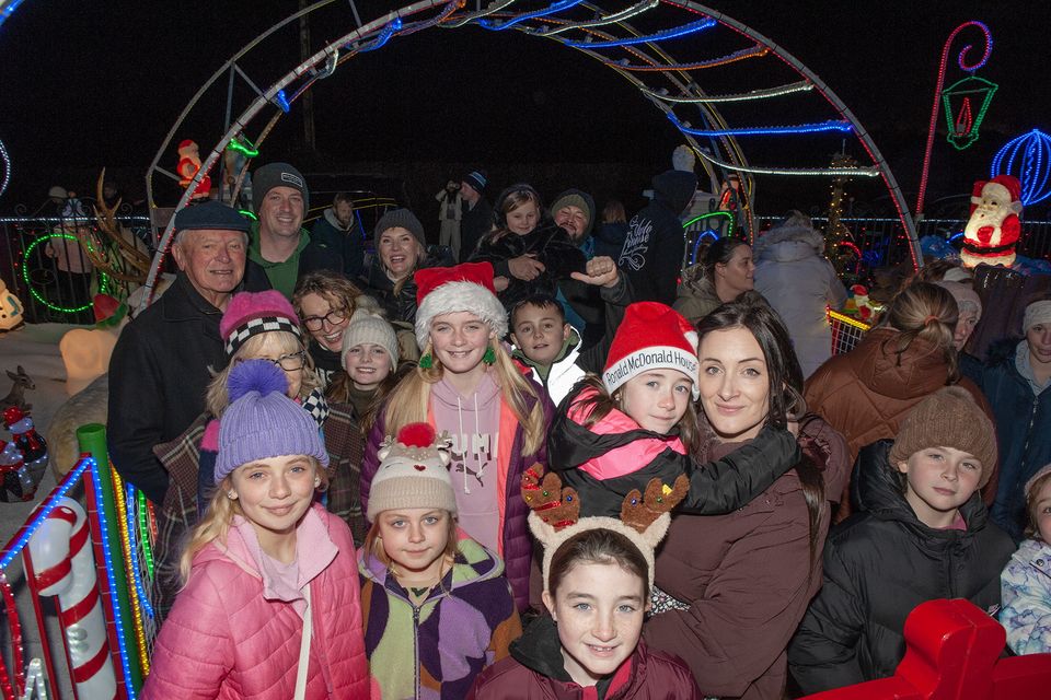 Parents and children queue outside the home of Tony Fitzpatrick in Drinagh on Saturday evening to view the Christmas Lights. Pic: Jim Campbell