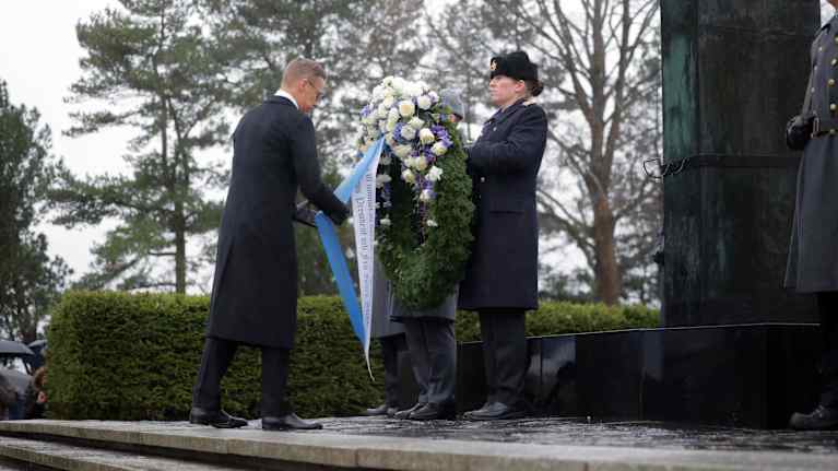 President Alexander Stubb lays a wreath at the Hietaniemi Cemetery.