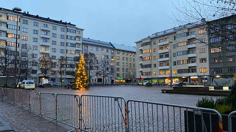 The Töölöntori square fenced in ahead of Independence Day demonstrations.