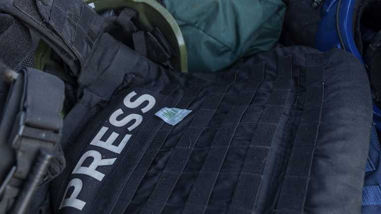 Lehdistön luotiliivi paikalla, jossa Venäjän isku tappoi toimittaja Olena Gubanovan ja kuvaaja Jevhen Karmazin.