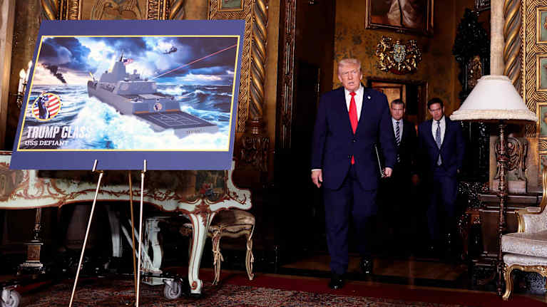 Yhdysvaltain presidentti Donald Trump, puolustusministeri Pete Hegseth ja ulkoministeri Marco Rubio astelivat lehdistötilaisuuteen.