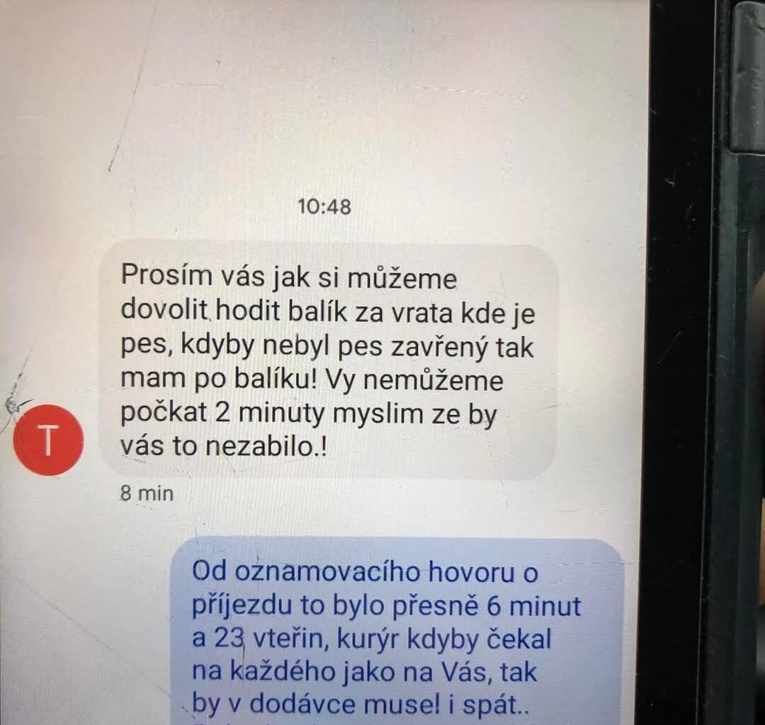 Myslete na to že i kurýr je člověk a je v práci.