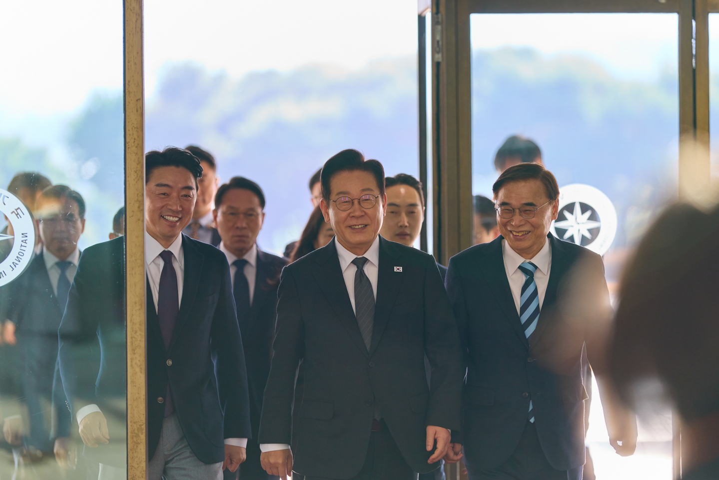 President Lee Jae Myung, center, makes his first visit as president to the National Intelligence Service on Nov. 28. [NEWS1]