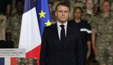 Emmanuel Macron confirme le lancement de la construction du futur porte-avions qui remplacera le "Charles-de-Gaulle"