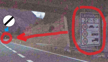 Welches Tempolimit gilt nach dem zweiten Schild um 22:00 Uhr?