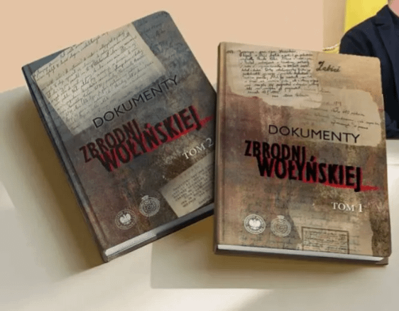Prezydent Karol Nawrocki sprezentował Wołodymyrowi Zełenskiemu dwa tomy "Dokumentów Zbrodni Wołyńskiej"