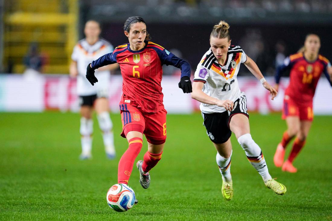 Aitana Bonmati (li.) im Zweikampf mit DFB-Star Franziska Kett.