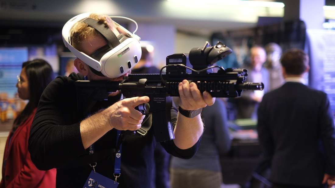 Jonas Schaerk demonstriert ein VR-Trainingsprogramm zur Drohnenabwehr auf der „Defending Baltics“-Konferenz in Vilnius.