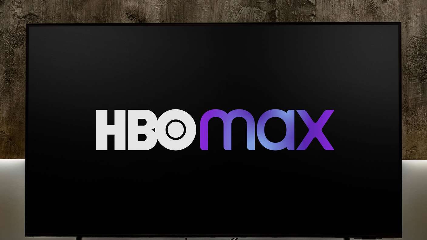 Das HBO-Max-Logo auf einem Fernseher.