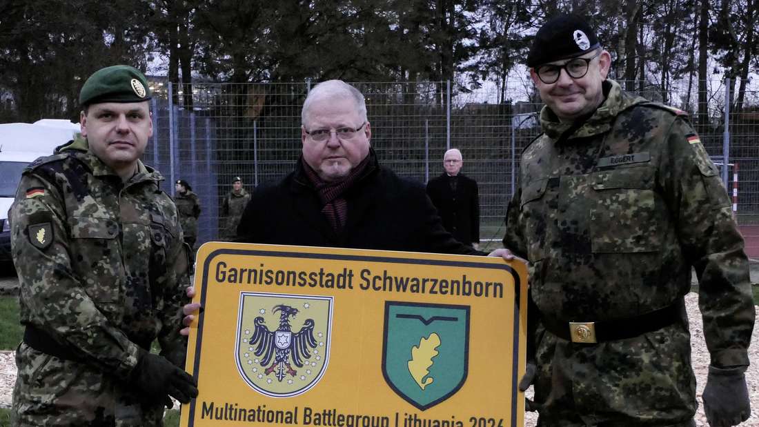 Appell Jägerbataillon 1 in Schwarzenborn Jahresabschluss Übergabe Ortsschild für den Litaueneinsatz durch v.l. Kommandeur Oberstleutnant Sebastian Hagen, Schwarzenborns Bürgermeister Jürgen Liebermann und Brigadegeneral Marco Eggert (Kommanndeur Panzerbrigade 21), Schwarzenborns Bürgermeister Jürgen Liebermann.