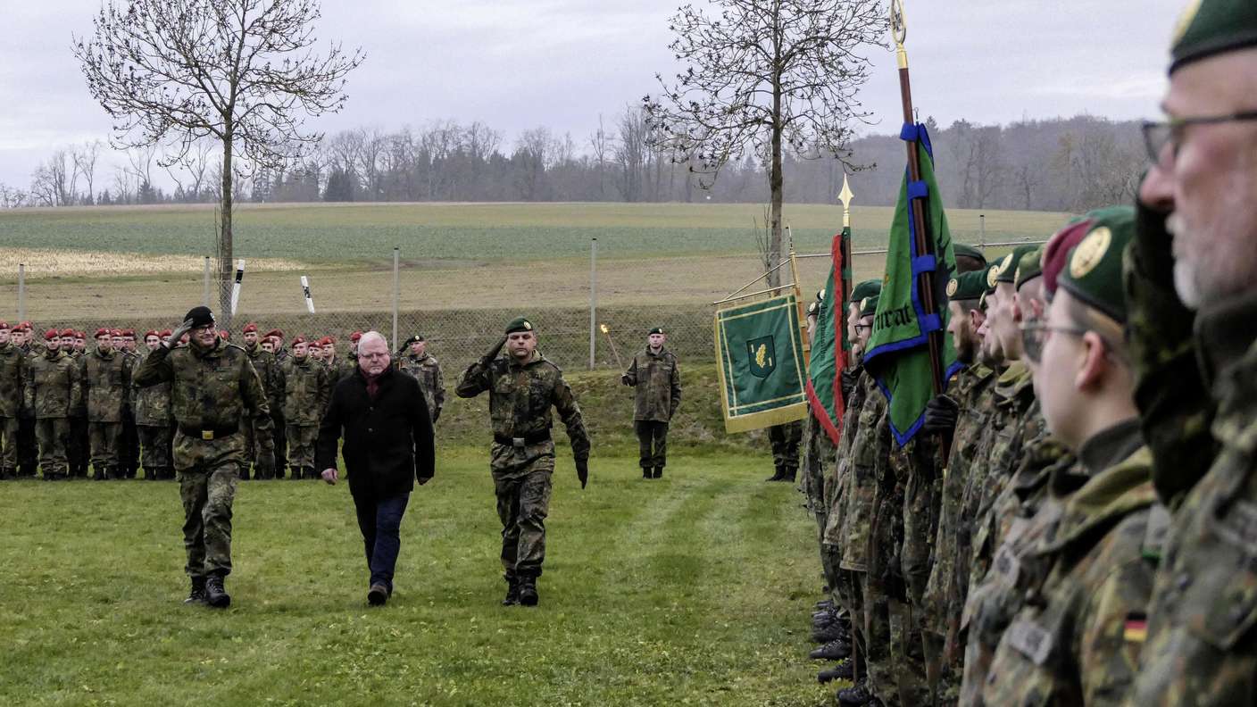 Appell Jägerbataillon 1 in Schwarzenborn Jahresabschluss Abnahme der Front durch v.l. Brigadegeneral Marco Eggert (Kommandeur Panzerbrigade 21), Schwarzenborns Bürgermeister Jürgen Liebermann und Kommandeur Oberstleutnant Sebastian Hagen.