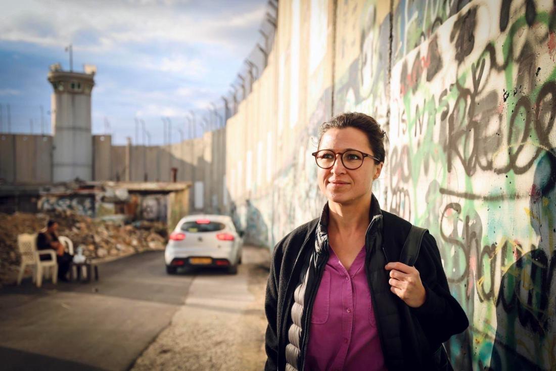 Hannah Neumann steht vor einer Mauer.