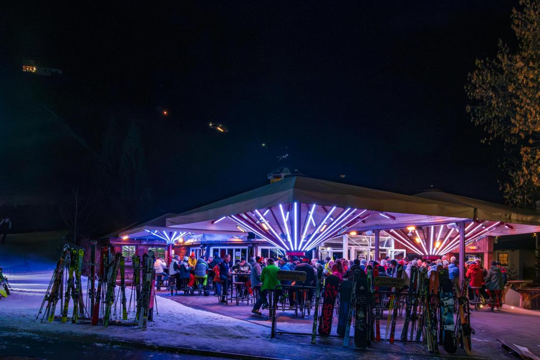 Après-Skibar in Österreich, nachts