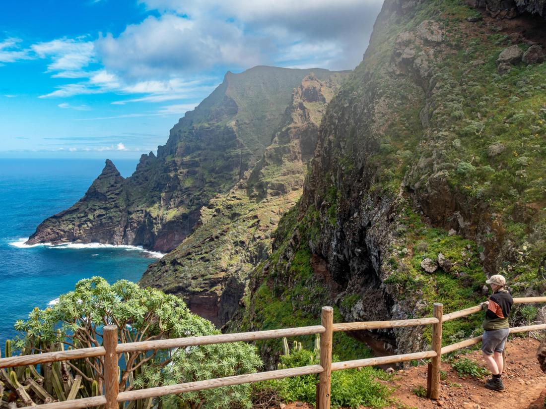 Fantatischer Ausblick vom Wanderweg über den Atlantik und die hohen Felsklippen des Anaga-Gebirges, Teneriffa, Spanien 