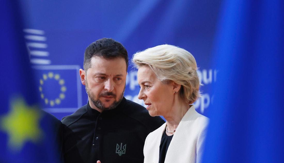 Die Präsidentin der Europäischen Kommission, Ursula von der Leyen (r), spricht mit dem ukrainischen Präsidenten Wolodymyr Selenskyj