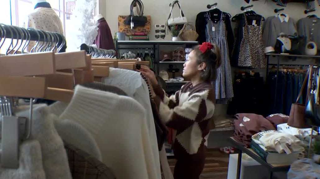 Last-minute holiday shoppers boost Sacramento's local businesses