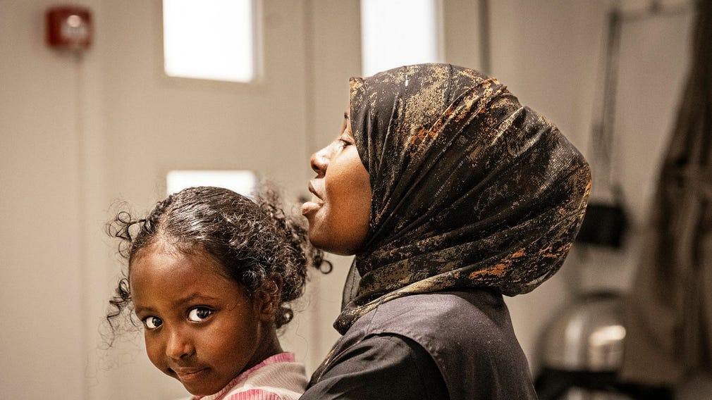 Fahriya vill se mer läxhjälp i området: ”Jag kan hjälpa mina barn upp till en viss ålder men efter femman blir det för svårt.” Här med dottern Sumaye.