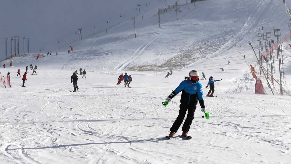Fresh snowfall brings early skiing to eastern Türkiye
