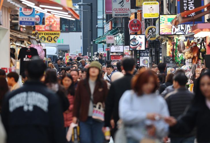 Crowds of visitors are seen in central Seoul's Myeong-dong, Nov. 4. Yonhap