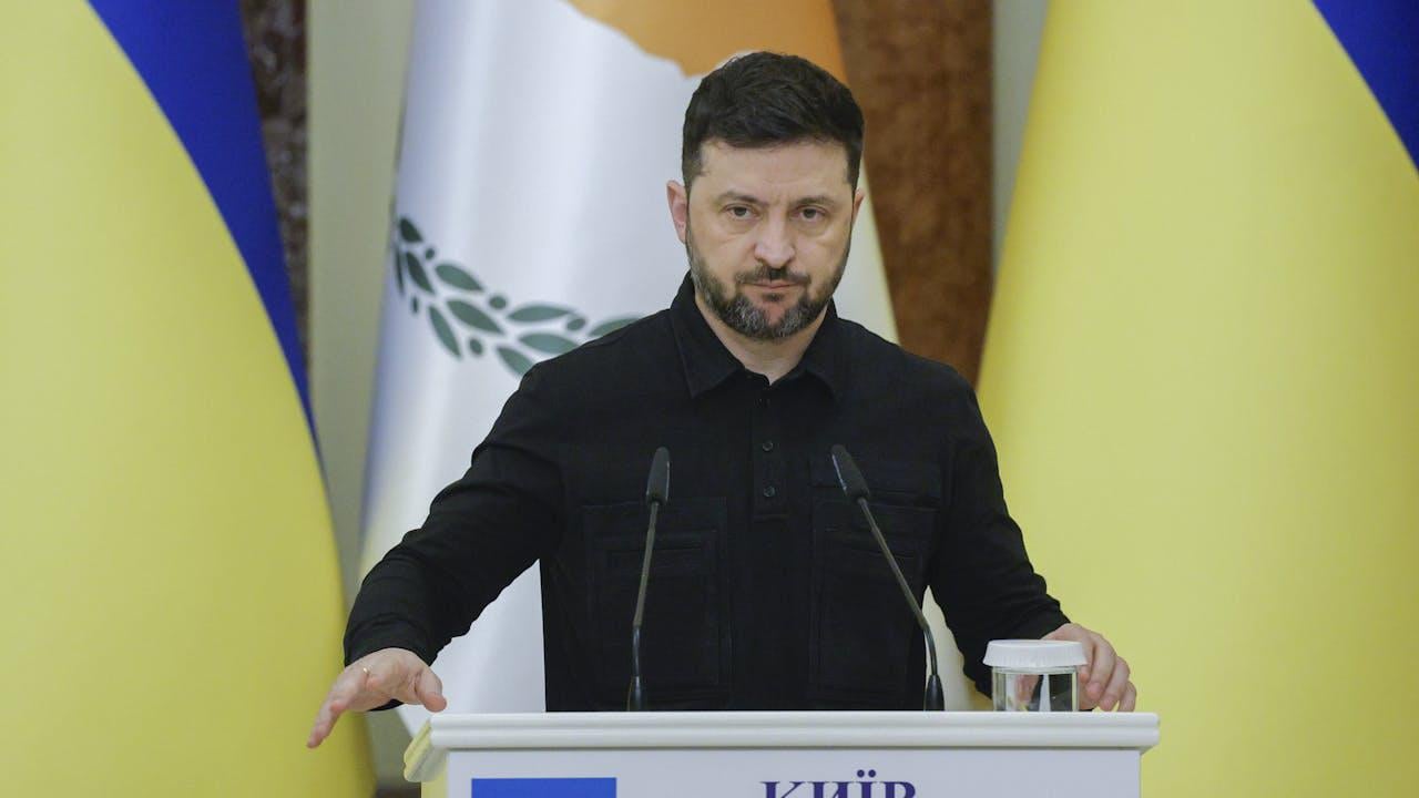 Halvdelen af danskerne bakker op om bidrag til Ukraine, men modstanden vokser: andelen der mener at vi ikke længere bør være blandt de største bidragsydere er steget fra 22% til 30%