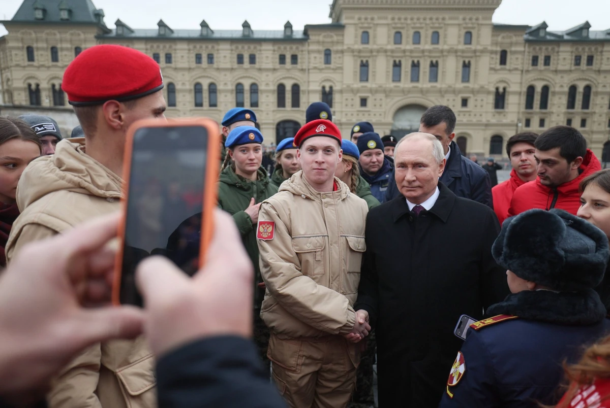 Russia Putin Unity Day 8549266 04.11.2023 Russian Resident Vladimir Putin poses for a photo with representatives of national public associations, youth and volunteer organizations and children of kill ...