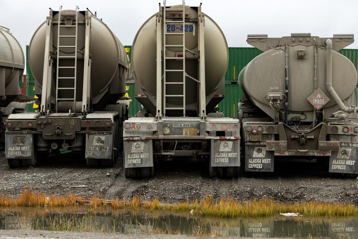 Oil Falls in Choppy Trade as Traders Watch Ukraine Negotiations