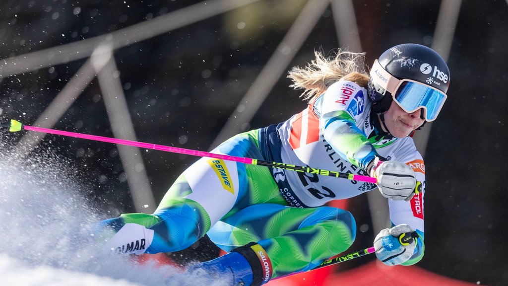 Bucik Jogan v močnem sneženju odstopila, do zmage znova Alice Robinson