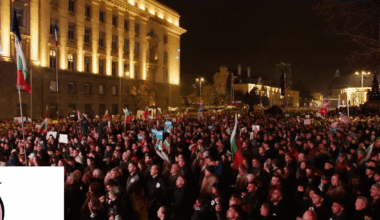 Къде по-дяволите е тази картина по БТВ и Нова?? По-рано пуснаха за 2 минути да кажат, какви са мерките за протеста и показаха 200 човека пред народното събрание без да обърнат камерата. Дано някой от подиума се престраши и ги изкара на яве и пита защо не го излъчват на живо протеста!