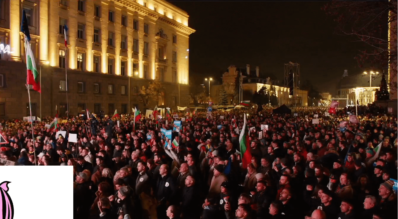 Къде по-дяволите е тази картина по БТВ и Нова?? По-рано пуснаха за 2 минути да кажат, какви са мерките за протеста и показаха 200 човека пред народното събрание без да обърнат камерата. Дано някой от подиума се престраши и ги изкара на яве и пита защо не го излъчват на живо протеста!