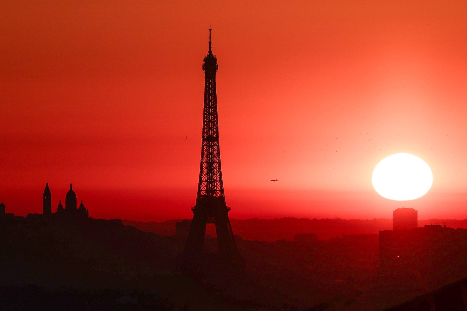 2025 on track to tie as second-hottest year on record, EU monitor says