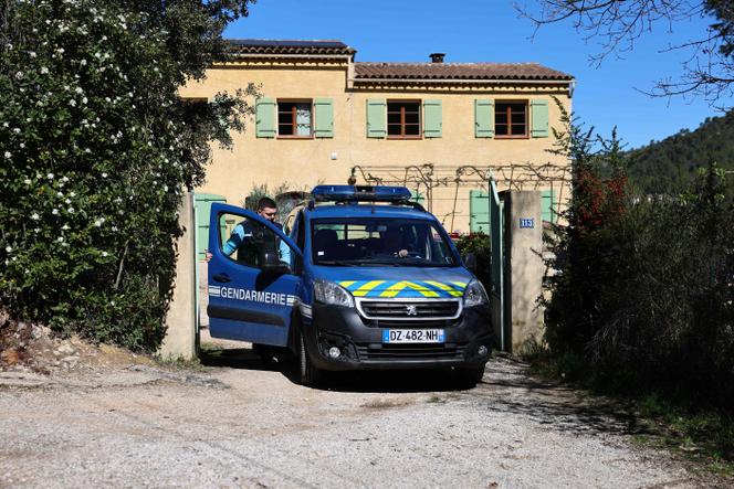 Un gendarme devant la maison des grands-parents d’Emile Soleil, à La Bouilladisse (Bouches-du-Rhône), le 25 mars 2025.